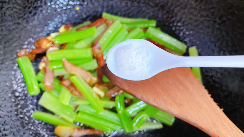 芹菜炒腊肉,接着放一点点盐。