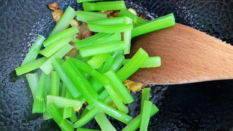 芹菜炒腊肉,加入芹菜,继续翻炒均匀。