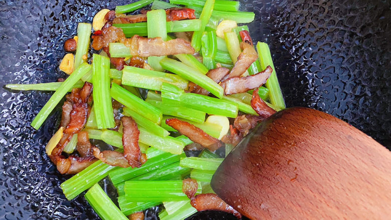 芹菜炒腊肉,不用炒太久时间,翻炒均匀就可以出锅啦~