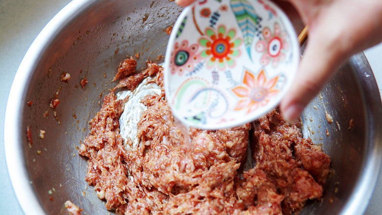 鲜肉小馄饨,分次加入<a style='color:red;display:inline-block;' href='/shicai/ 156925'>水</a>,且每一次都充分搅拌均匀