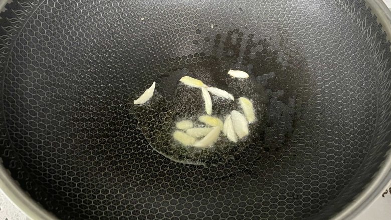 节后清清肠胃,芹菜炒腐竹安排上!,炒锅里热油,下姜蒜片爆香