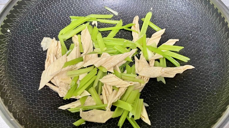 节后清清肠胃,芹菜炒腐竹安排上!,加入芹菜翻炒