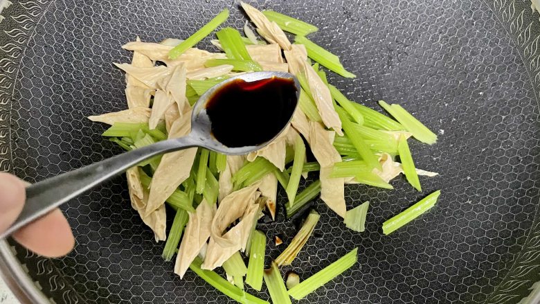 节后清清肠胃,芹菜炒腐竹安排上!,加入1勺<a style='color:red;display:inline-block;' href='/shicai/ 788'>生抽</a>