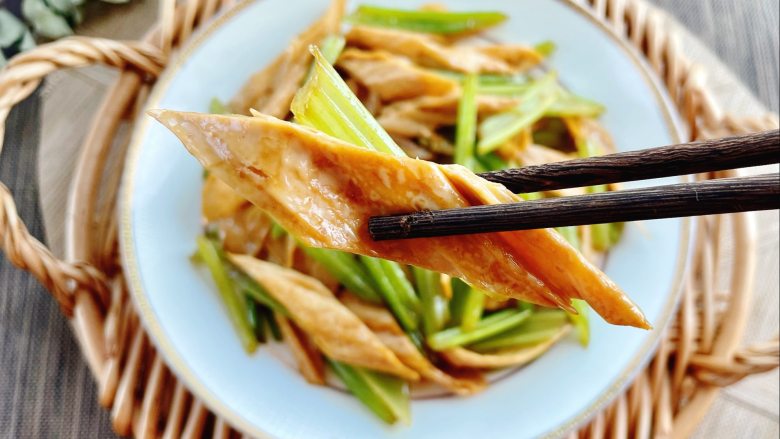 节后清清肠胃,芹菜炒腐竹安排上!,好吃又解腻!