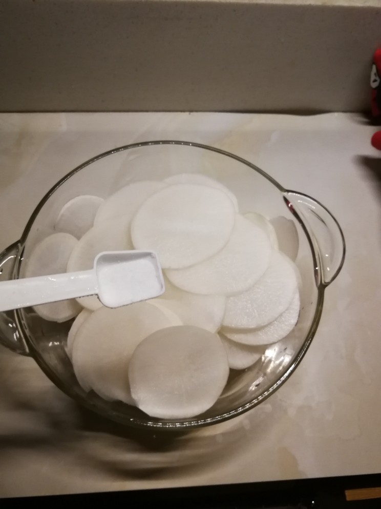 糖醋白萝卜,均匀撒入盐，腌制至萝卜腌出水分。