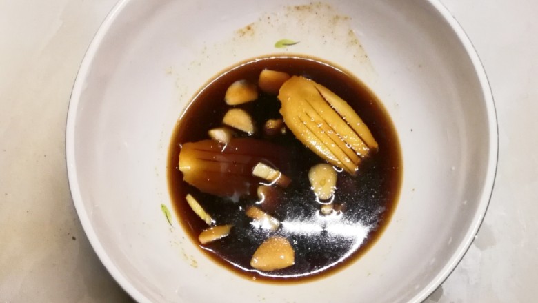 糖醋白萝卜,白萝卜腌制时将<a style='color:red;display:inline-block;' href='/shicai/ 788'>生抽</a> 醋 姜片 蒜片放入碗里，搅拌均匀，调一碗汁备用。