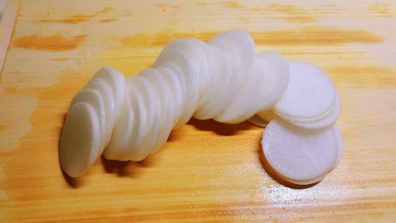 糖醋白萝卜,切片。