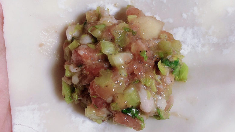 鲜肉小馄饨,包入肉馅儿,四周掐起包住。