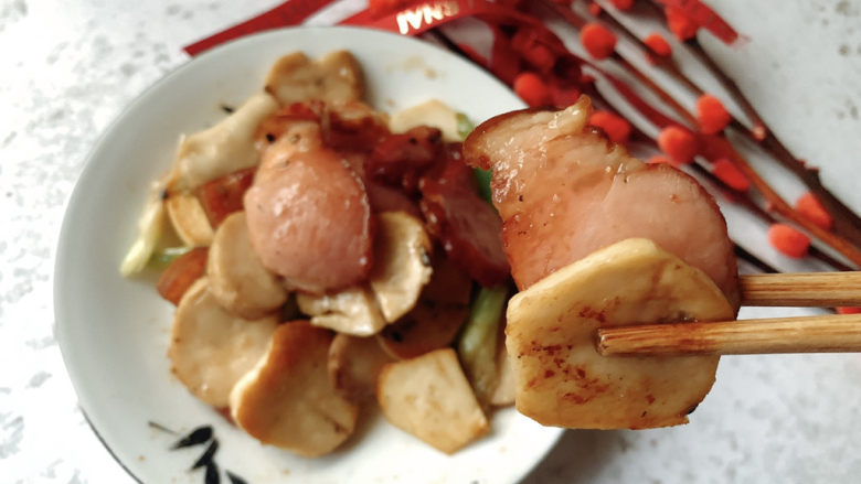 杏鲍菇炒腊肉,脆爽的杏鲍菇和腊肉双重口感，风味奇妙。