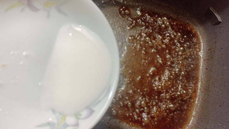 红糖年糕,如果剩下的红糖浆较多,还可以勾个芡汁浇上去