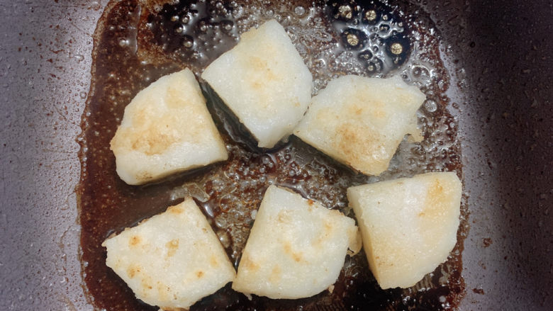 红糖年糕,加入年糕,翻一翻,均匀上糖浆。