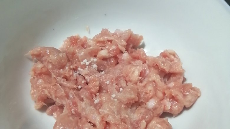 鲜肉小馄饨,加入1克盐