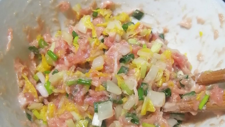 鲜肉小馄饨,搅拌均匀,最后才加入油,可以更好的锁住肉馅的水分