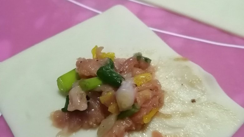 鲜肉小馄饨,取一张云吞皮,加入肉馅