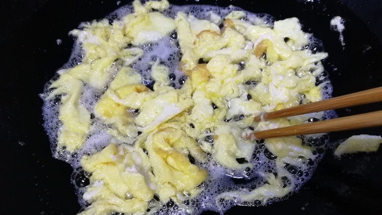 腊肠炒饭,热锅凉油,油热倒入蛋液划散。