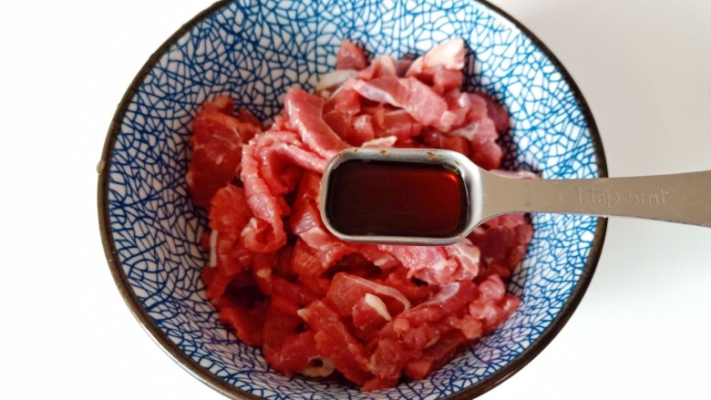 小炒黄牛肉,加上<a style='color:red;display:inline-block;' href='/shicai/ 788'>生抽</a>一勺。