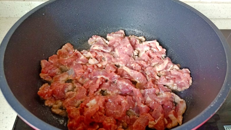 小炒黄牛肉,锅里放适量的食用油,油热放入牛肉丝爆炒。