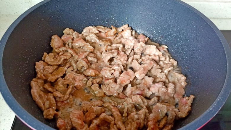 小炒黄牛肉,爆炒至牛肉丝变色,放入蒜泥炒香。