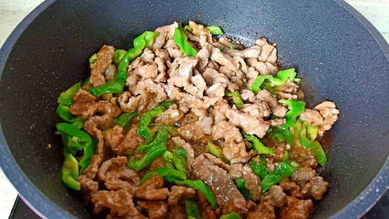 小炒黄牛肉,加一点细盐,翻炒至泡椒断生即可出锅。