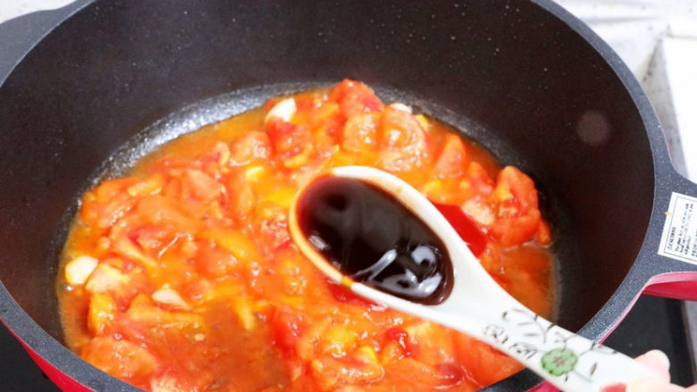 西红柿炒豆腐,加入<a style='color:red;display:inline-block;' href='/shicai/ 721'>蚝油</a>