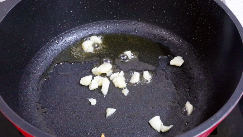 西红柿炒豆腐,原锅留底油放入蒜末,炒出香味
