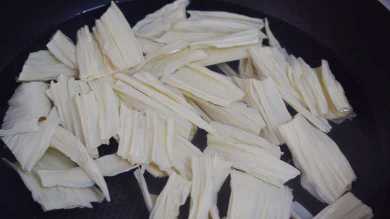 腐竹拌芹菜,再放入腐竹焯烫一分钟,捞出过凉水