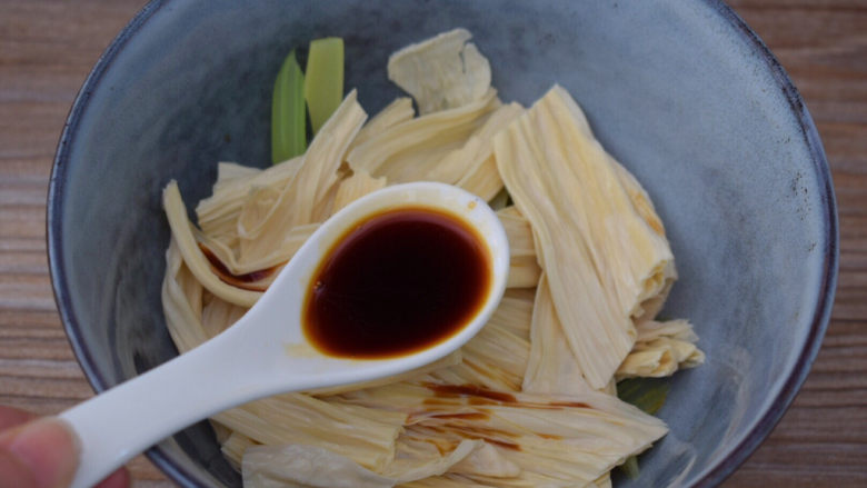 腐竹拌芹菜,把芹菜和腐竹放入容器中,加入<a style='color:red;display:inline-block;' href='/shicai/ 788'>生抽</a>