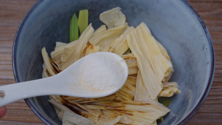 腐竹拌芹菜,加入<a style='color:red;display:inline-block;' href='/shicai/ 3729'>白糖</a>