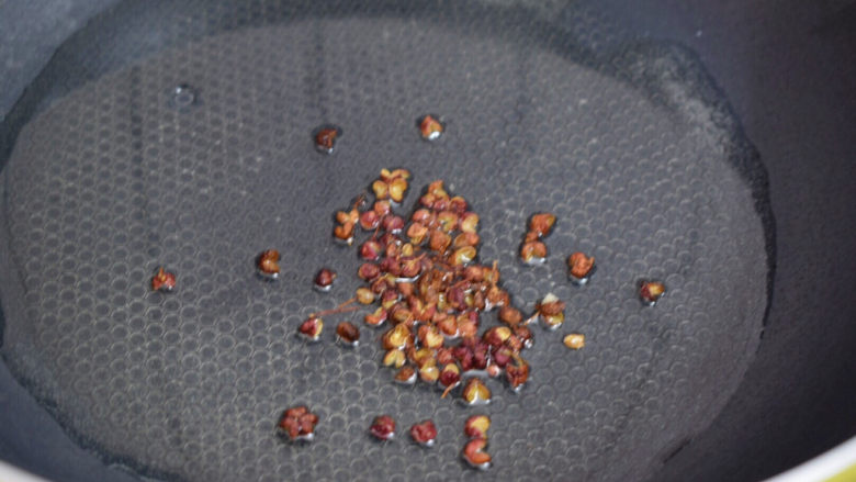 腐竹拌芹菜,锅中倒入适量的食用油烧热,放入花椒爆香后把花椒捞出不要