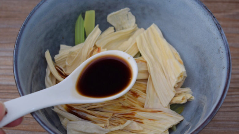 腐竹拌芹菜,加入<a style='color:red;display:inline-block;' href='/shicai/ 750'>陈醋</a>