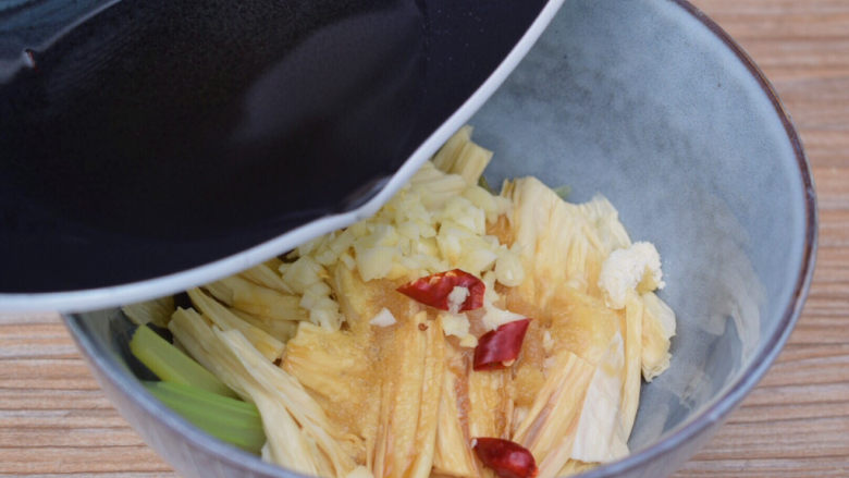 腐竹拌芹菜,再把花椒油浇倒在蒜末和干红辣椒上