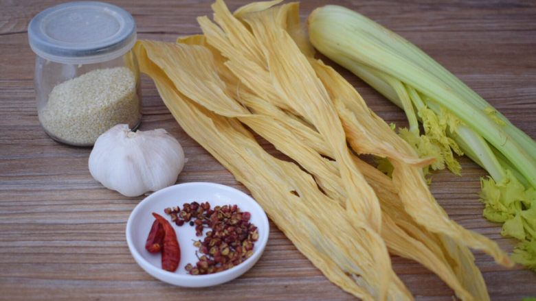 腐竹拌芹菜,准备好材料,腐竹提前用冷水泡发备用