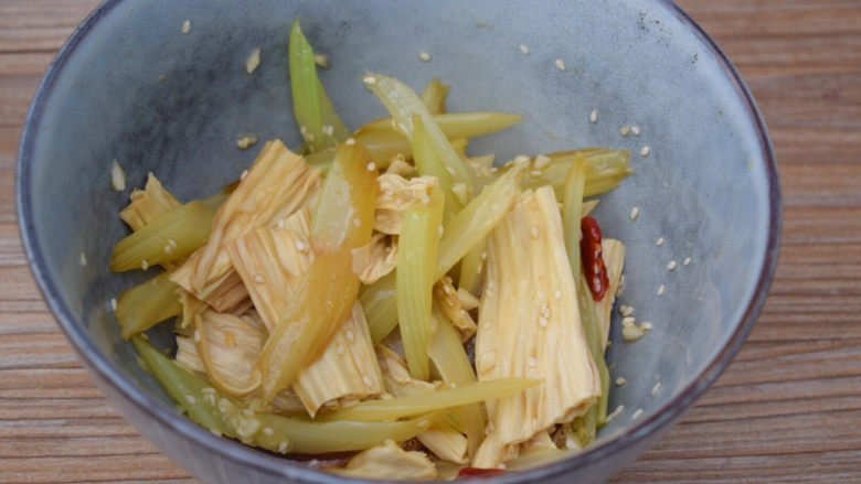 腐竹拌芹菜,最后撒上<a style='color:red;display:inline-block;' href='/shicai/ 141911'>熟白芝麻</a>,搅拌均匀即可