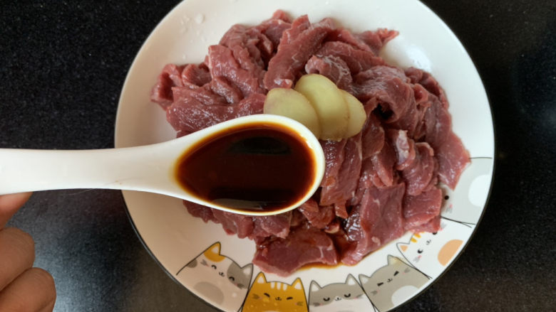 小炒黄牛肉,一勺<a style='color:red;display:inline-block;' href='/shicai/ 788'>生抽</a>