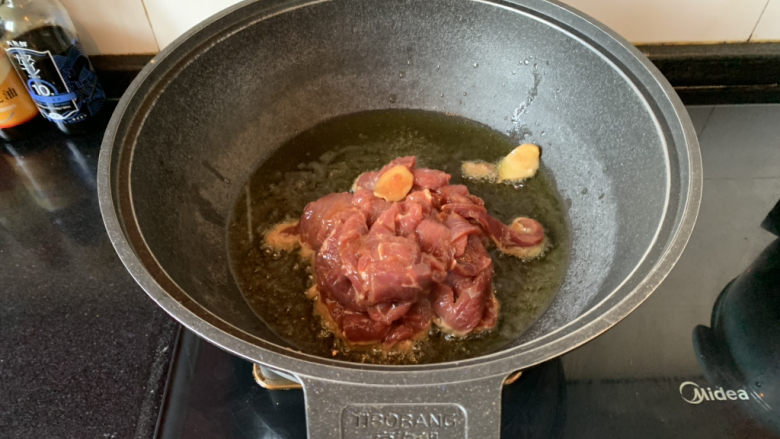 小炒黄牛肉,油热下入牛肉大火爆炒断生,盛出备用
