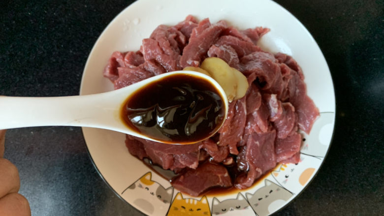 小炒黄牛肉,一勺<a style='color:red;display:inline-block;' href='/shicai/ 721'>蚝油</a>