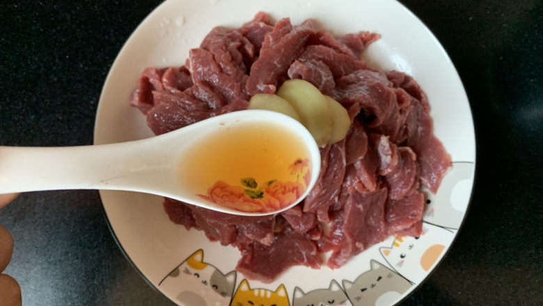 小炒黄牛肉,加一勺<a style='color:red;display:inline-block;' href='/shicai/ 718'>料酒</a>