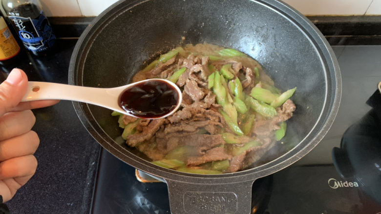 小炒黄牛肉,倒入牛肉,加一勺蚝油翻炒均匀