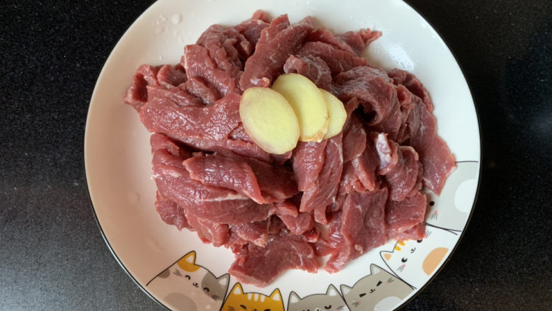 小炒黄牛肉,加入三片生<a style='color:red;display:inline-block;' href='/shicai/ 37'>姜</a>