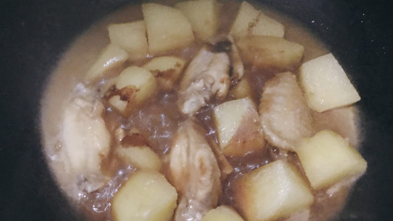 土豆炖鸡翅,中途翻一下,防止粘锅