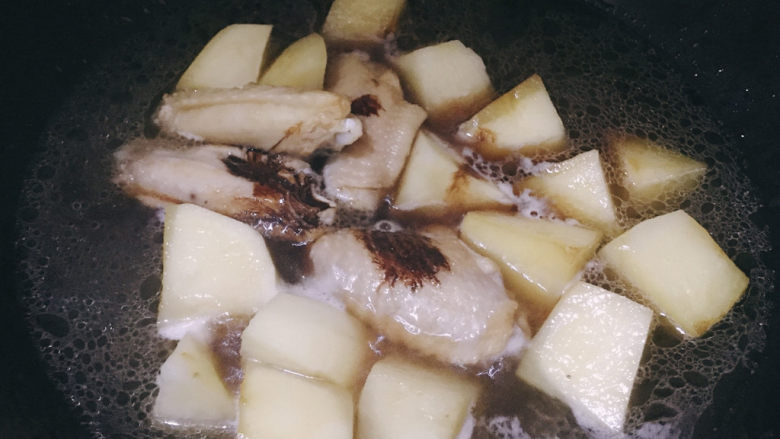 土豆炖鸡翅,适量老抽