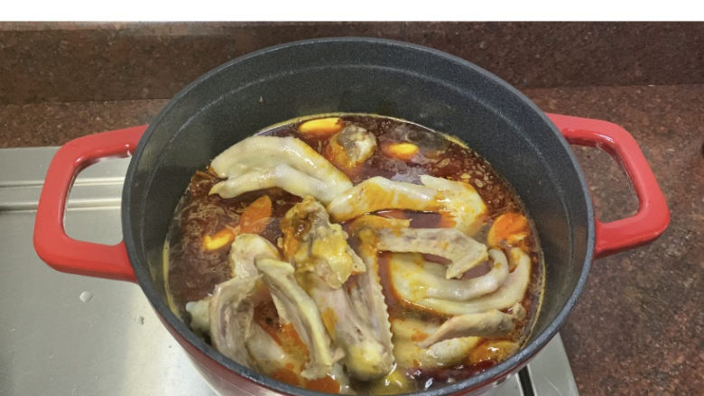 麻辣鸭翅,放入鸭翅,鹅掌