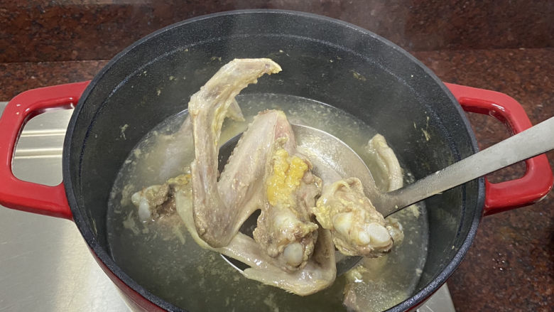 麻辣鸭翅,鸭翅捞出沥干水份