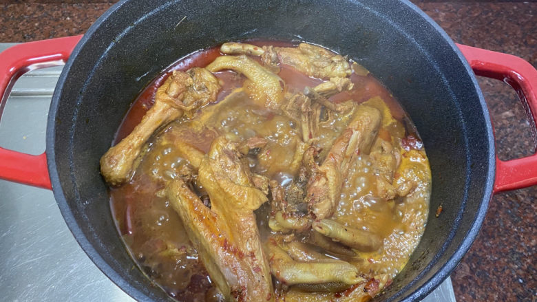 麻辣鸭翅,中途记得翻煮,这样才会受色均匀。
关火后静置2个小时以上,或者过夜,
这样吃起来更入味。