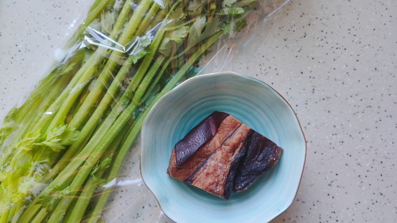 芹菜炒腊肉,首先我们准备好所有食材