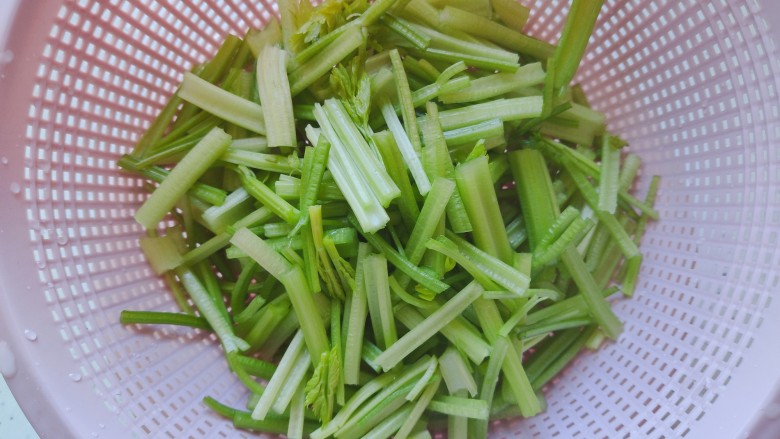 芹菜炒腊肉,然后切成寸段,控干水分