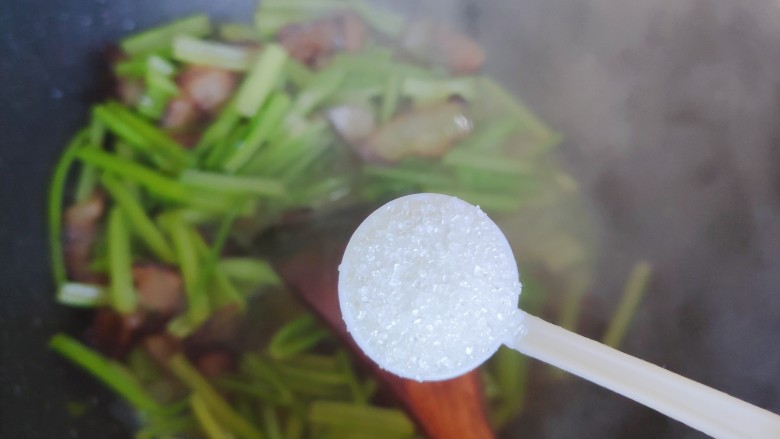 芹菜炒腊肉,加一小勺细砂糖,翻炒均匀即可