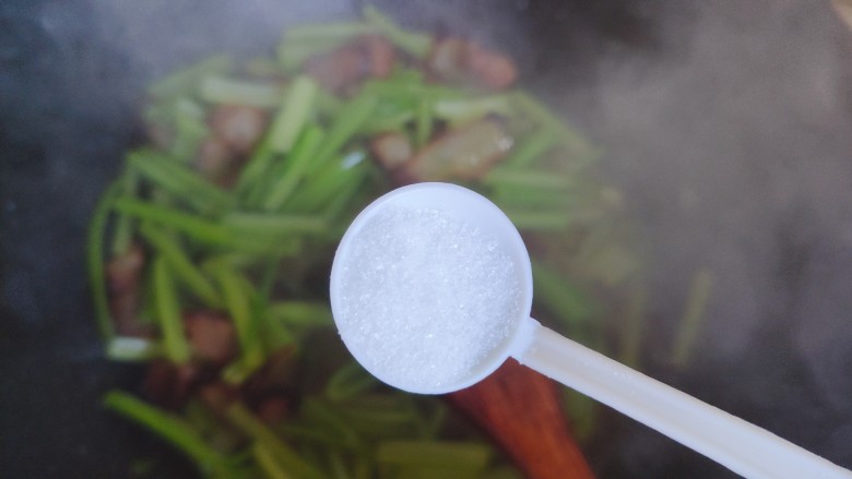 芹菜炒腊肉,待锅内汤汁差不多收紧,加少许细盐