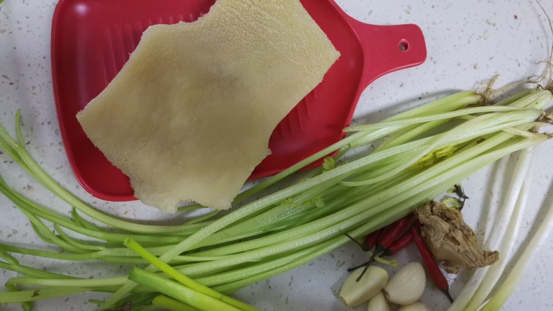 芹菜炒牛肚,准备食材备用