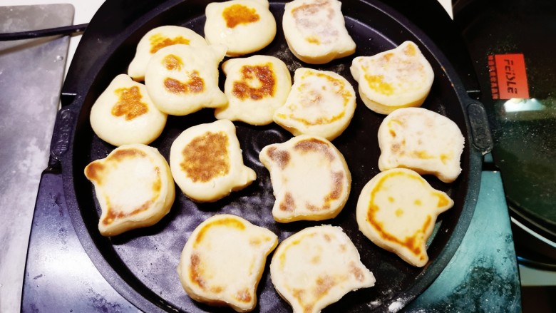 山药小饼,煎制两面金黄,出锅。